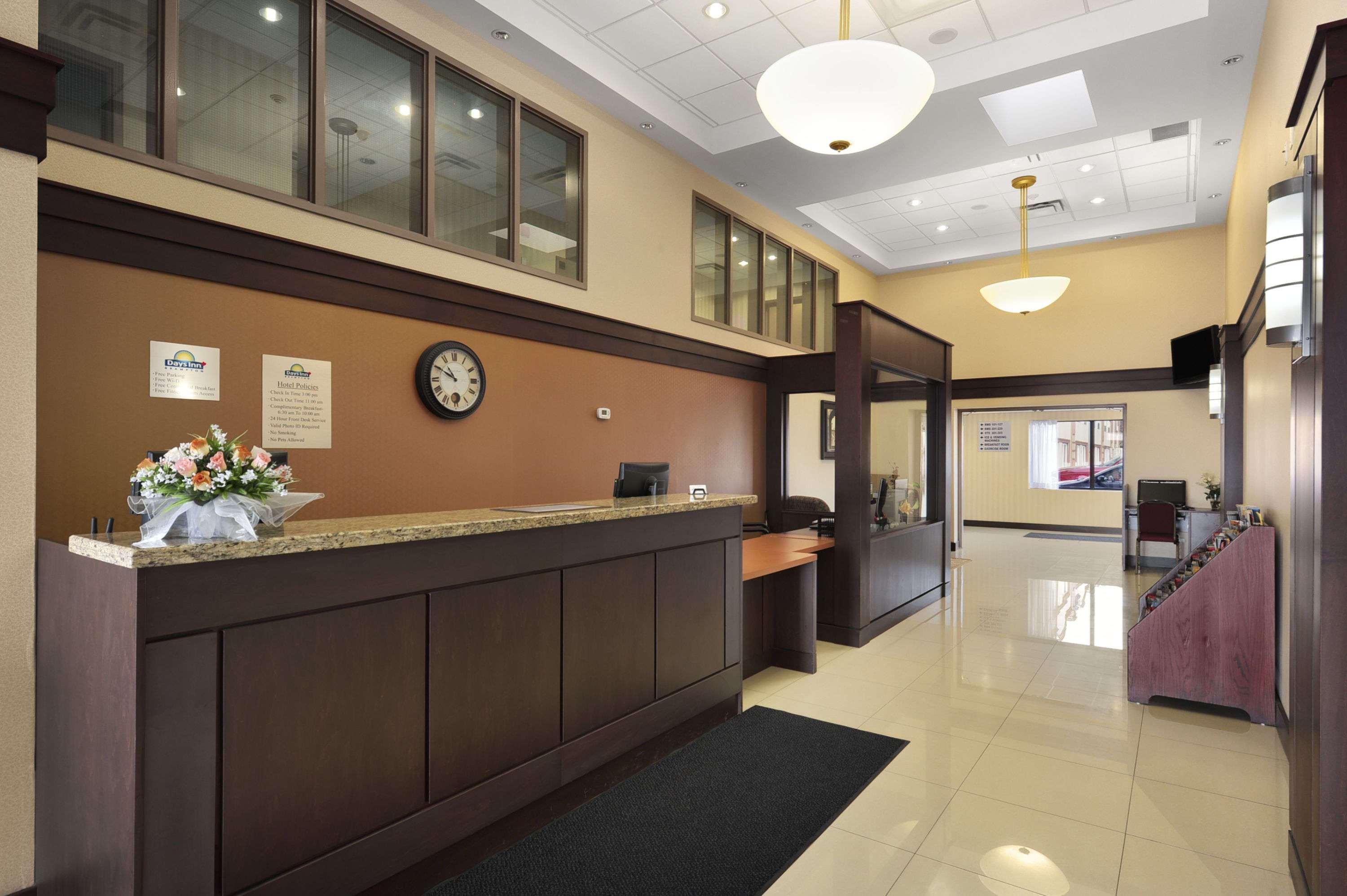 Days Inn By Wyndham ברמפטון מראה חיצוני תמונה